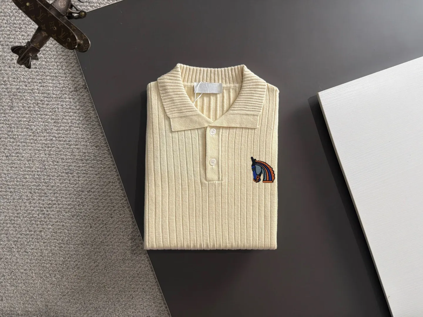 Next day shipping P195 Hermès 2026 Autumn and Winter latest sweater from the official website, now on sale at the counter simultaneously Hot Sale! Specially made of wool blended fabric. It feels comfortable and can be directly in contact with the skin. The logo badge is exquisitely embroidered, which is extremely eye-catching! The details highlight the fashionable charm of big brands. Exquisite workmanship. Three-dimensional cutting style. The wearing effect is invincible and handsome! All three standards are complete! Sizes:M-3XL